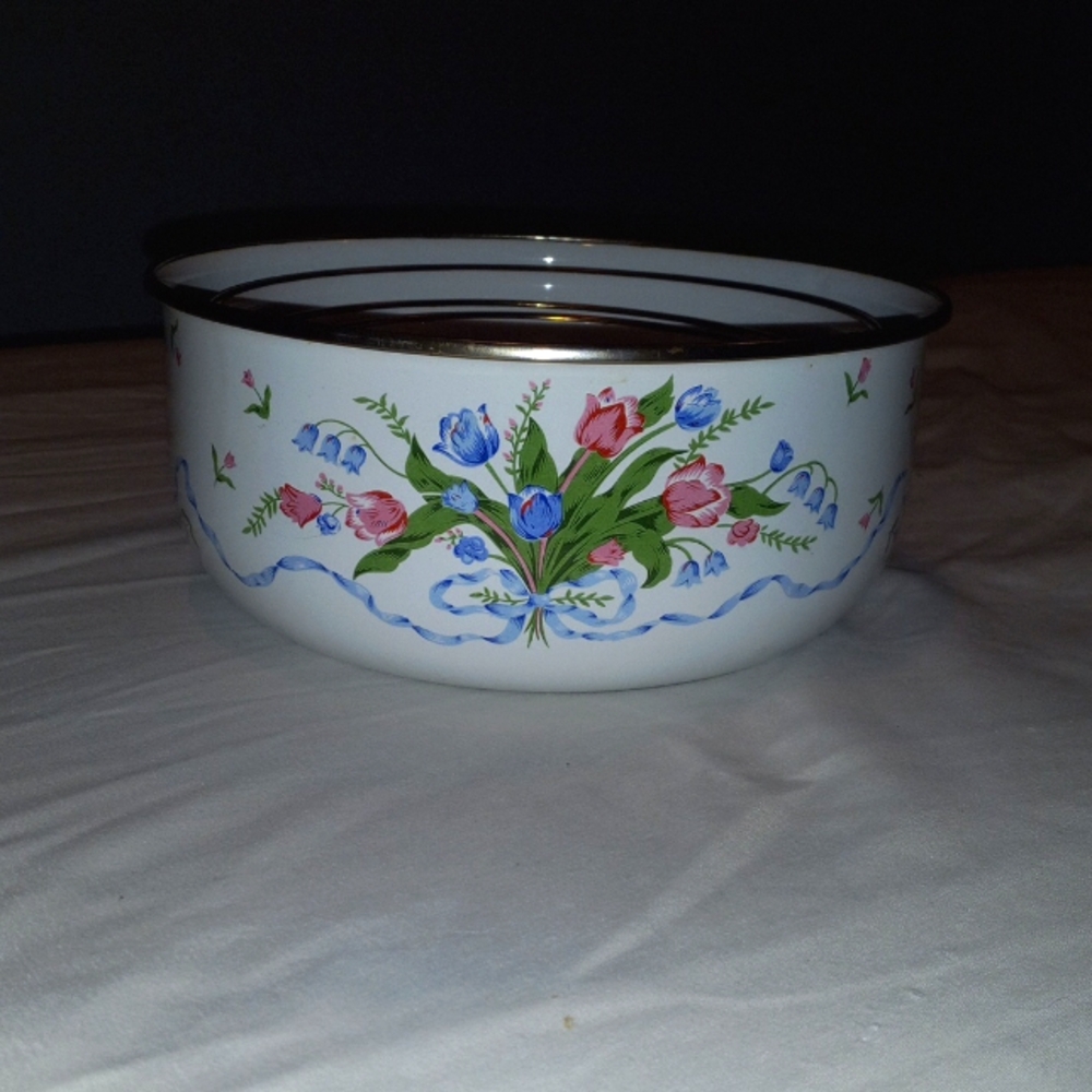 Set of 4 Vintage nesting bowls metal/enamel Great condition